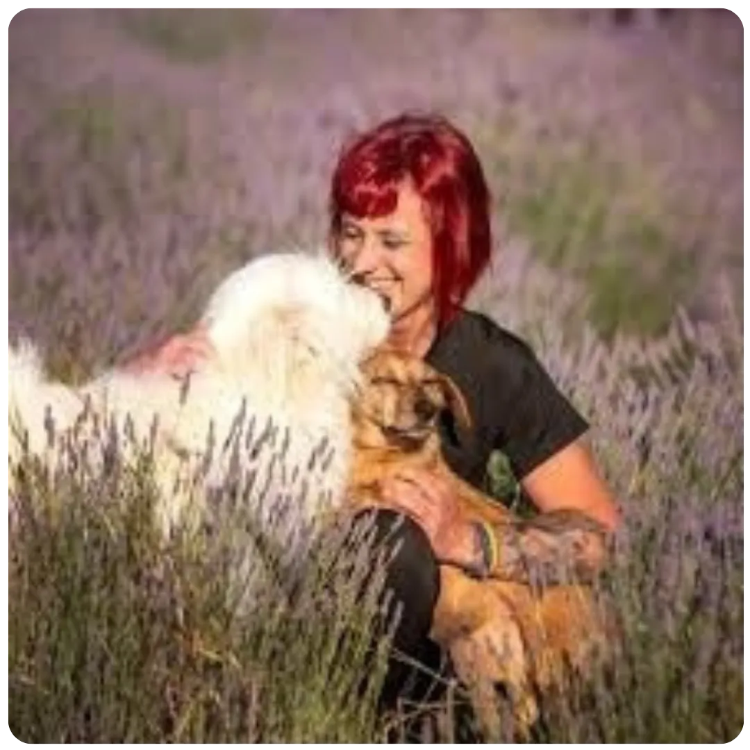 Marina Garfagnoli con due cani