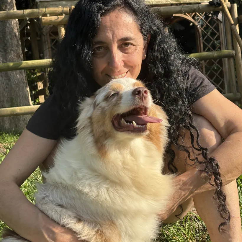 Alessandra Calissano con un cane a Ohana Ranch